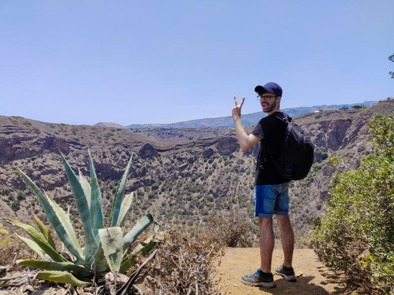 Yo, haciendo senderismo en Gran Canaria durante unas vacaciones en 2019.